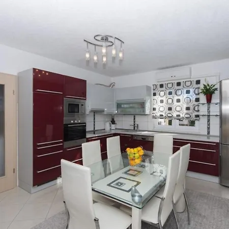 Geraeumige Mit Grill Und Meerblick Apartament Trogir
